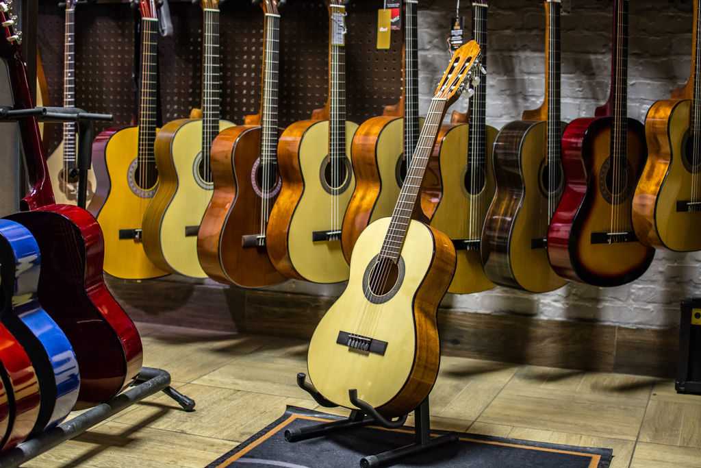 Независимый рейтинг 6 лучших акустических гитар 2020 года. В списке представлены акустические гитары выбранные по отзывам покупателей, мнениям экспертов, обзорам и рекомендациям специалистов.