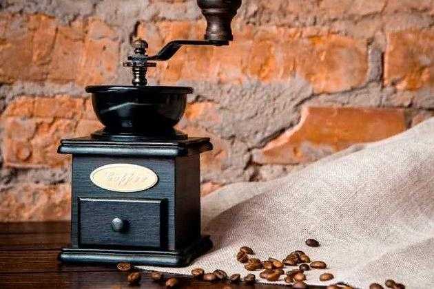 Свежий молотый кофе сохраняет весь букет запахов: рейтинг лучших ручных кофемолок с каменными жерновами на 2020 год от экспертов zuzako
